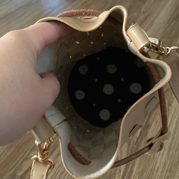 NWOT MELIE BIANCO VEGAN LEATHER BAG - JODY
Woven bucket crossbody - Picture 7 of 10